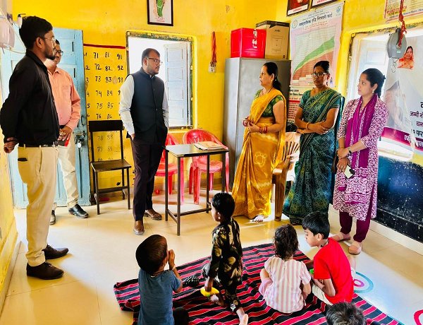 सुकमा कलेक्टर ने दोरनापाल में योजनाओं की स्थिति देखी