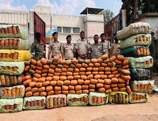 कबीरधाम पुलिस की बड़ी कार्रवाई करीब 5 करोड़ का गांजा जब्त, कंटेनर भी जब्त, कुल 9 क्विंटल से ज्यादा मादक पदार्थ पकड़ा गया