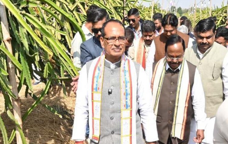 केन्द्रीय कृषि मंत्री श्री शिवराज सिंह चौहान पहुंचे छत्तीसगढ़ के ग्राम गिरहोला एवं खपरी