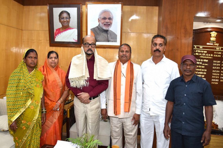 राज्यपाल श्री रमेन डेका से राष्ट्रपति पुरस्कार प्राप्त ढोकरा शिल्प कलाकारों ने की सौजन्य भेंट