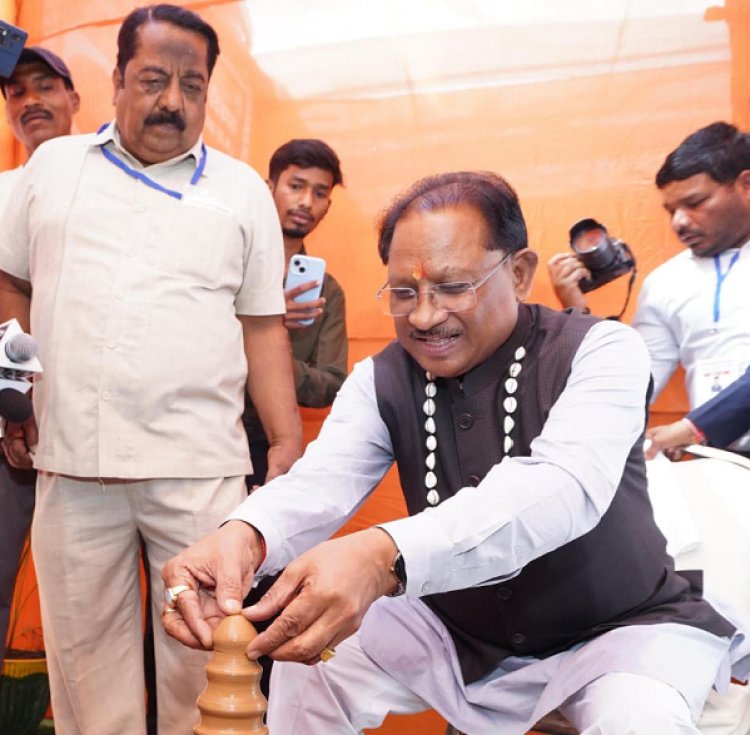 मुख्यमंत्री श्री साय ने कुम्हार के चाक पर गढ़ा दीया, पारंपरिक शिल्पकारों से किया आत्मीय संवाद: सरगुजा विकास प्राधिकरण की बैठक के दौरान प्रदर्शनी में दिखा माटी से जुड़ाव