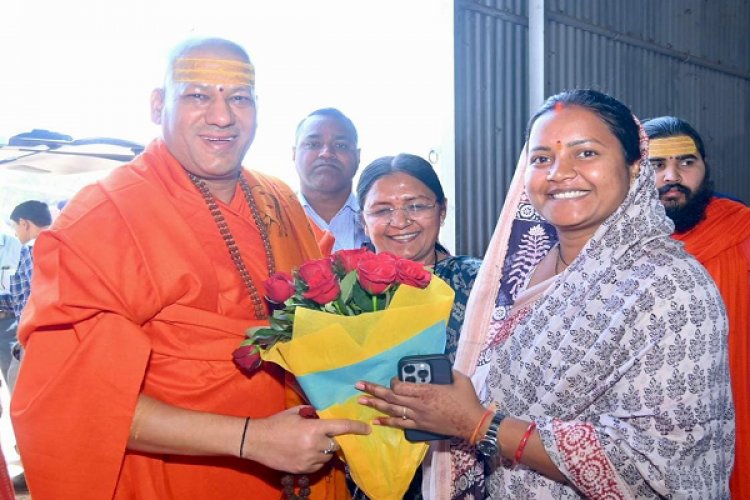 श्रीमती लक्ष्मी राजवाड़े ने निरंजनी पीठाधीश्वर स्वामी कैलाशानंद गिरी जी महाराज से लिया आशीर्वाद