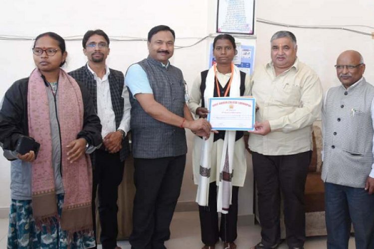 पर्यटन मंत्री श्री राजेश अग्रवाल ने हैमर थ्रो में राज्य स्तर पर तृतीय स्थान प्राप्त करने वाली छात्रा सुधा सिंह को किया सम्मानित