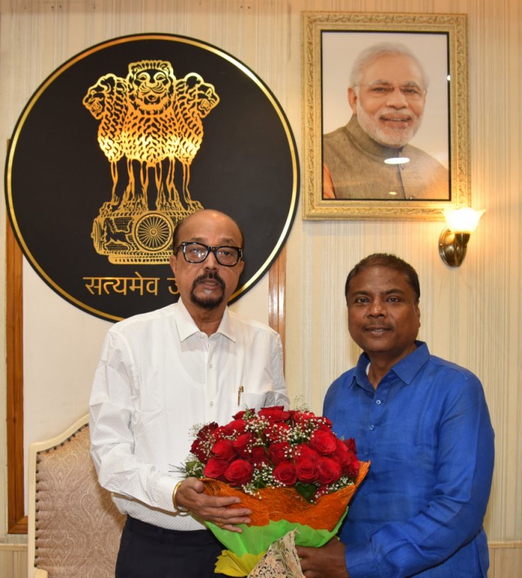 राज्यपाल श्री रमेन डेका से वन मंत्री श्री कश्यप ने भेंट की