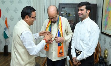 मनोहर गौशाला ट्रस्टी ने राज्यपाल को पहनाई गोबर से निर्मित वैदिक माला