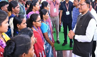 मुख्यधारा की ओर लौटता विश्वास : 140 आत्मसमर्पित नक्सलियों ने मुख्यमंत्री से की मुलाकात