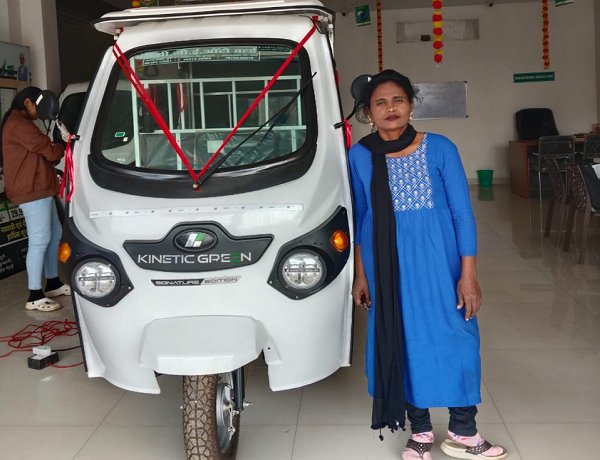 सायरा बानो बनीं आत्मनिर्भरता की मिसाल : दिव्यांगता के बावजूद ई-रिक्शा चलाकर कमा रहीं सम्मानजनक आजीविका