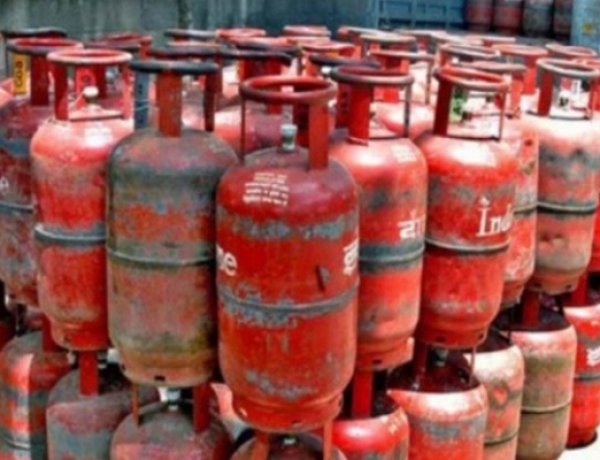 एलपीजी सिलेंडर आपूर्ति पर केंद्र सख्त, जमाखोरी रोकने के लिए एस्मा लागू