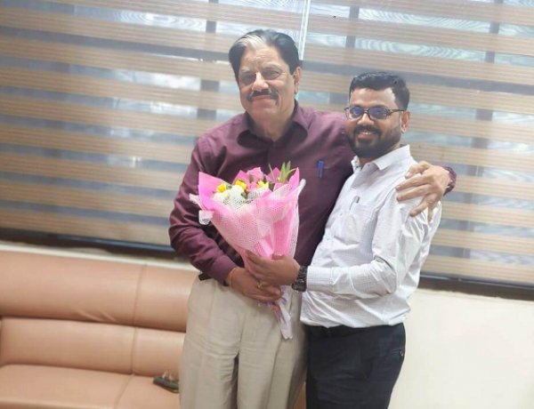 राज्य नीति आयोग के उपाध्यक्ष गणेश शंकर मिश्रा से मुख्यमंत्री के सलाहकार डॉ. धीरेंद्र तिवारी की सौजन्य भेंट