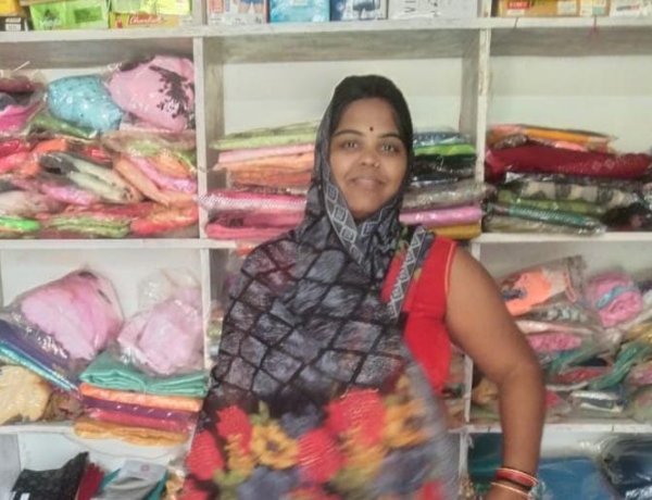 संघर्ष से सम्मान तक : कपड़ा दुकान ने बदली गायत्री गुप्ता की दुनिया