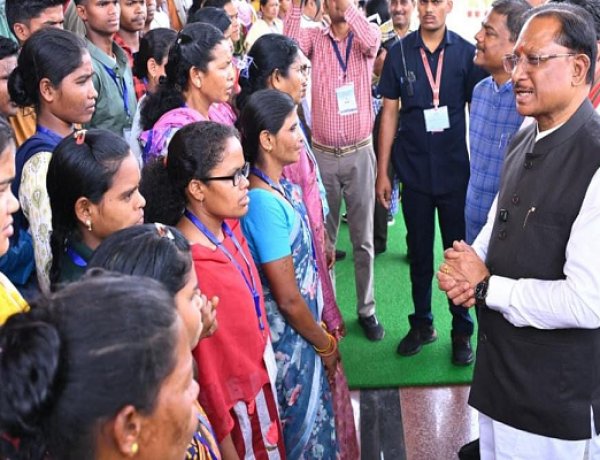 मुख्यधारा की ओर लौटता विश्वास : 140 आत्मसमर्पित नक्सलियों ने मुख्यमंत्री से की मुलाकात