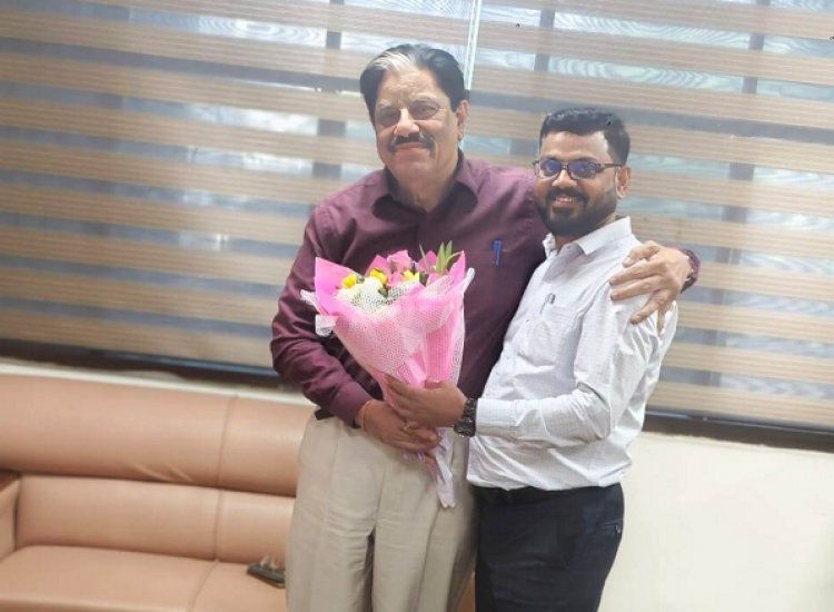 राज्य नीति आयोग के उपाध्यक्ष गणेश शंकर मिश्रा से मुख्यमंत्री के सलाहकार डॉ. धीरेंद्र तिवारी की सौजन्य भेंट