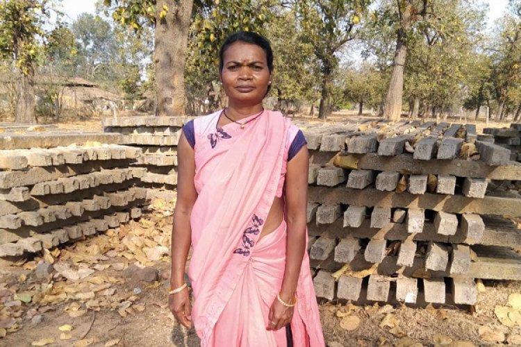 पोल निर्माण कार्य से आत्मनिर्भर बनीं सेमरिहा की फूलमती सिंह