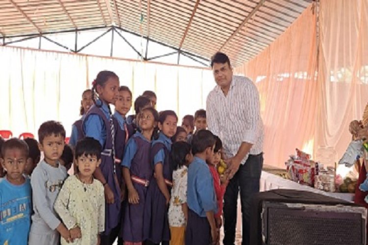 ‘आओ बाँटें खुशियाँ’ पहल के तहत कर्मचारियों ने बच्चों संग मनाया जन्मदिन