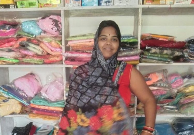 संघर्ष से सम्मान तक : कपड़ा दुकान ने बदली गायत्री गुप्ता की दुनिया