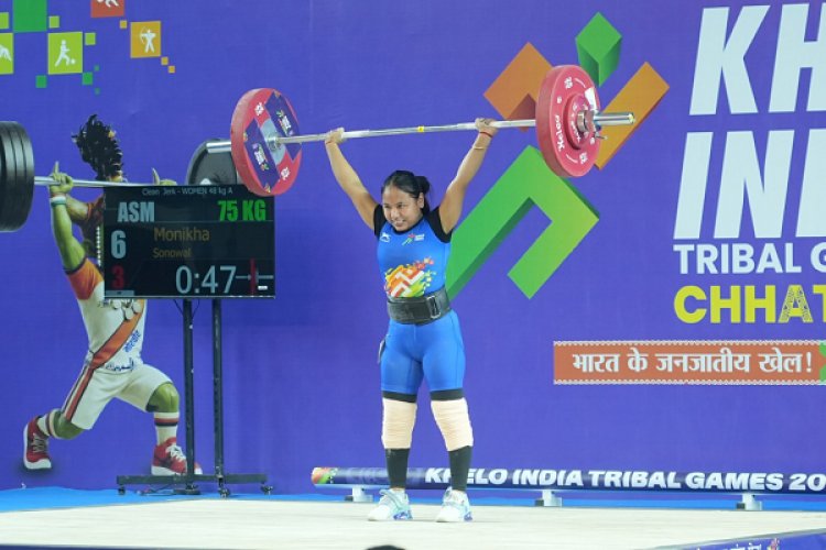 राजमिस्त्री की बेटी मोनिखा सोनोवाल ने दर्द और आत्म-संदेह को हराकर जीता केआईटीजी वेटलिफ्टिंग गोल्ड