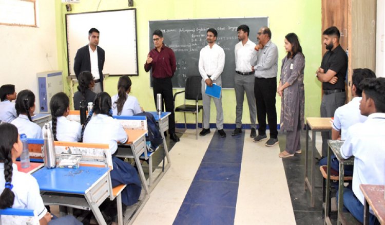 प्रभारी सचिव अविनाश चंपावत ने पीएम श्री स्कूल डोंगरगढ़ का किया निरीक्षण