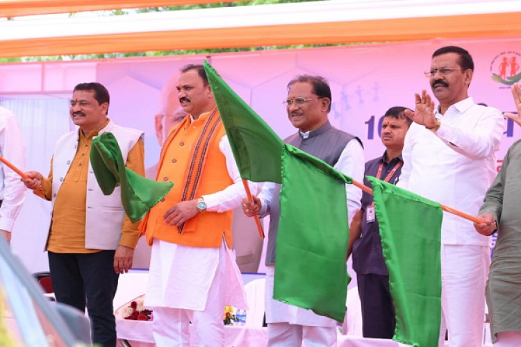 प्रदेश की लाइफलाइन हुई सशक्त: मुख्यमंत्री श्री विष्णुदेव साय ने 370 नई एम्बुलेंस को दिखाई हरी झंडी
