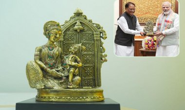 प्रभु श्रीराम के आदर्शों से प्रेरित छत्तीसगढ़ : मुख्यमंत्री श्री साय ने प्रधानमंत्री श्री नरेंद्र मोदी को बेल मेटल निर्मित ‘माता कौशल्या के राम’ कलाकृति की भेंट