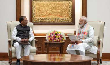 बस्तर 2.0 की शुरुआत : मुख्यमंत्री साय ने पीएम मोदी को दिया आमंत्रण, विकास का ब्लूप्रिंट सौंपा