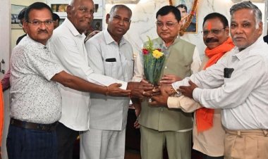 उद्योग मंत्री श्री देवांगन के जन्मदिन पर बधाई देने कार्यकर्ताओं एवं आम नागरिकों का उमड़ा हुजूम, जगह-जगह अभिनंदन एवं स्वागत
