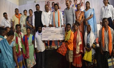 विकास की नींव रखने वाले हाथों का सम्मान