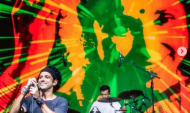 कॉलेज फेस्ट में फरहान अख्तर ने आशा भोंसले को दिया खास ट्रिब्यूट