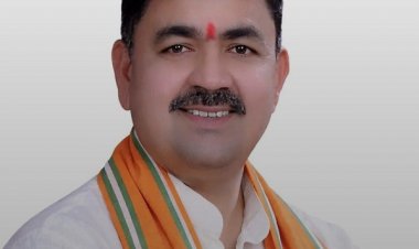 वेतन भुगतान की मांग लेकर निगम कर्मचारियों के समर्थन में नेता प्रतिपक्ष का धरना