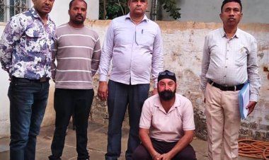 रिहायशी मकान से महाराष्ट्र निर्मित ‘संत्री’ शराब बरामद