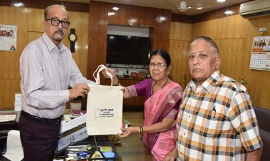 राज्यपाल श्री डेका से नो प्लास्टिक कैंपेन की ब्रांड एंबेसडर श्रीमती आप्टे ने की मुलाकात