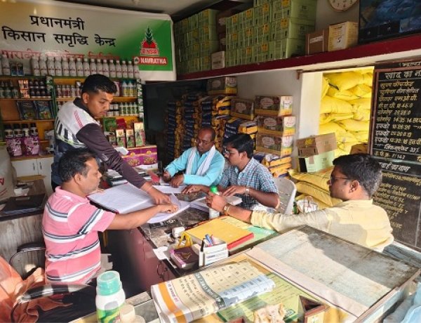 जिले में कृषि केन्द्रों का निरीक्षण एवं अनियमितता पर निरंतर कार्यवाही जारी