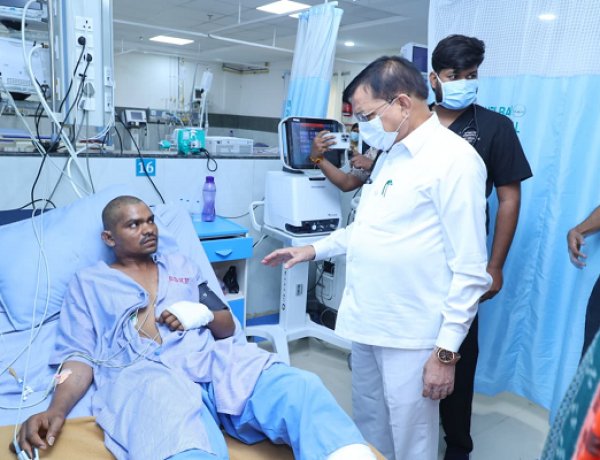 सिंघीतराई प्लांट हादसा : कैबिनेट मंत्री लखन लाल देवांगन ने घायलों का जाना हालचाल, बेहतर उपचार के दिए निर्देश