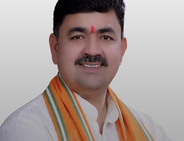 वेतन भुगतान की मांग लेकर निगम कर्मचारियों के समर्थन में नेता प्रतिपक्ष का धरना