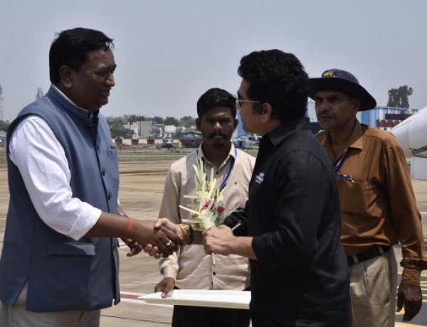 भारत रत्न श्री सचिन तेंदुलकर का एयरपोर्ट में आत्मीय स्वागत