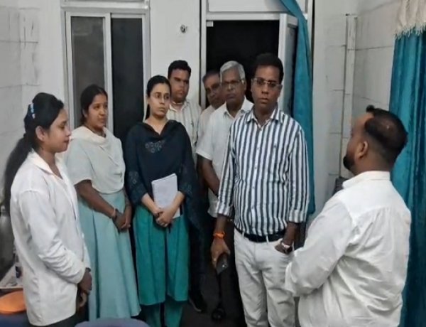 डीएम ने किया प्राथमिक स्वास्थ्य केंद्र का निरीक्षण, मरीजों से ली सुविधाओं की जानकारी