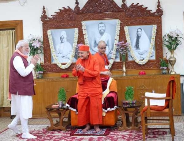 पीएम मोदी ने किया बेलूर मठ का दौरा