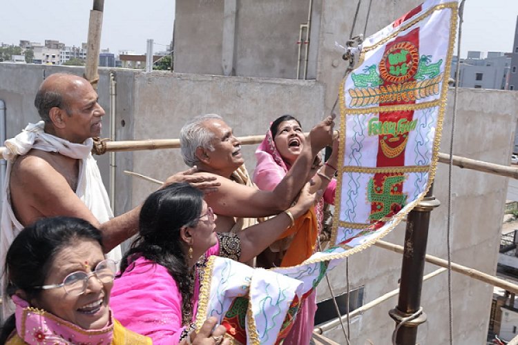 नवम ध्वजारोहण महोत्सव: सीमंधर स्वामी जैन मंदिर व दादाबाड़ी में लहराई अमर ध्वजा