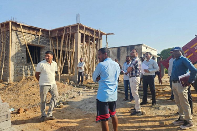 पंचायत सचिव के निलंबन के निर्देश : सीईओ ने विकास कार्यों का लिया जायजा