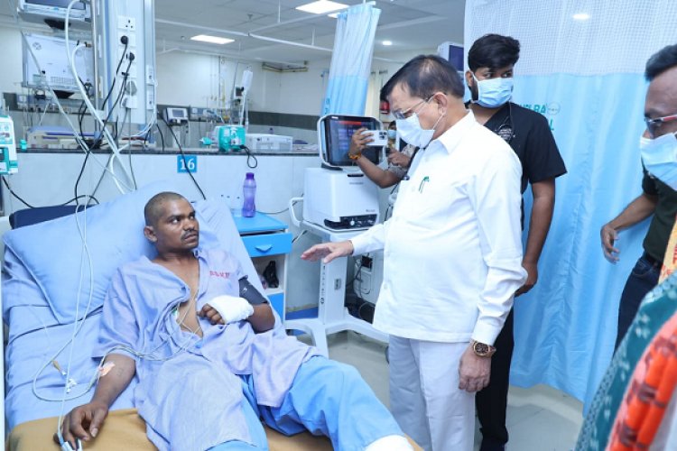 सिंघीतराई प्लांट हादसा : कैबिनेट मंत्री लखन लाल देवांगन ने घायलों का जाना हालचाल, बेहतर उपचार के दिए निर्देश