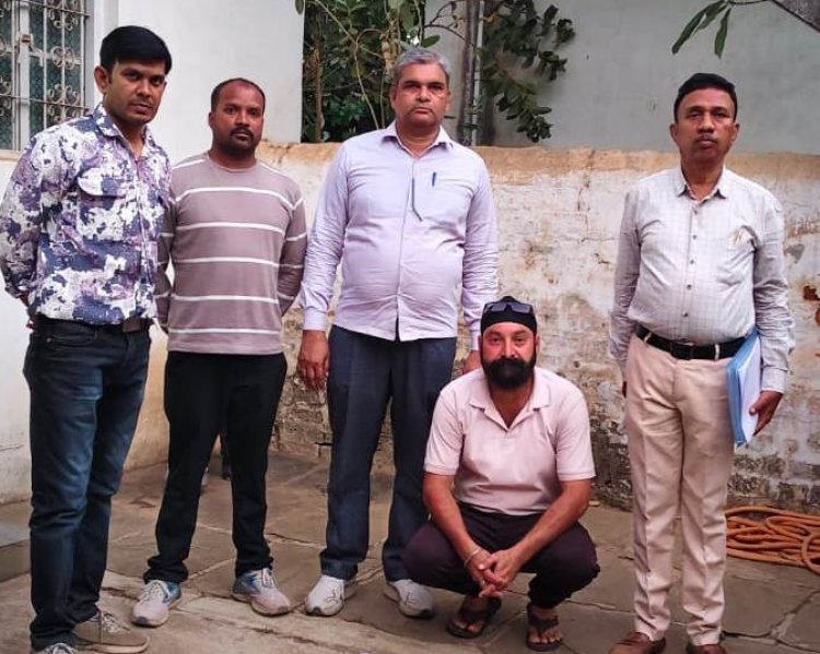 रिहायशी मकान से महाराष्ट्र निर्मित ‘संत्री’ शराब बरामद