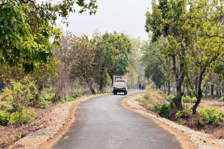 पोलमपल्ली से अरलमपल्ली सड़क बनने से खुश है ग्रामीण