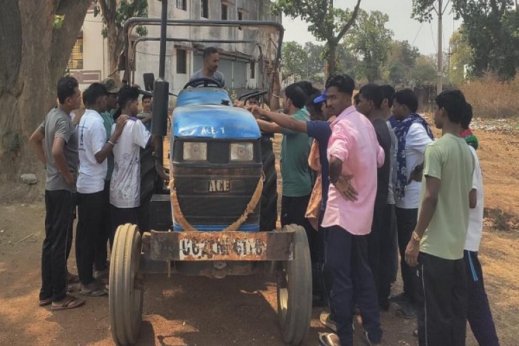 बंदूक छोड़ थामा ट्रैक्टर का स्टीयरिंग: नारायणपुर में आत्मसमर्पित नक्सलियों की नई पारी