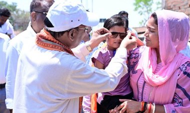 गोद में उठाया, चश्मा पहनाया : भैंसामुड़ा में दिखा मुख्यमंत्री का आत्मीय रूप