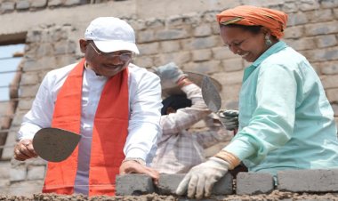 निर्माण स्थल पर मुख्यमंत्री का श्रमदान : श्रमिक बहनों के साथ की ईंट जोड़ाई