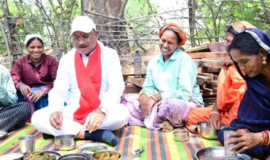 निर्माणाधीन पंचायत भवन के निरीक्षण के दौरान मुख्यमंत्री को श्रमिकों ने दिया भोजन का न्यौता : साथ बैठकर खाया बोरे बासी और आमा चटनी