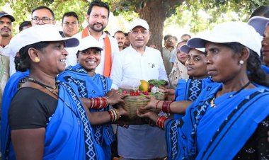 सुशासन तिहार: सरोधी में महिला स्व सहायता समूह ने मुख्यमंत्री को भेंट की स्थानीय उत्पादों की टोकरी