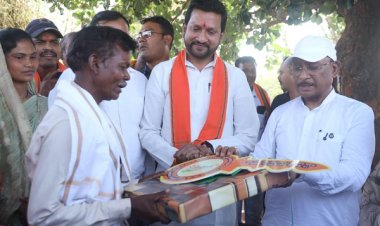 सुशासन तिहार: मुख्यमंत्री श्री विष्णु देव साय ने पीएम जनमन के हितग्राही को सौंपी खुशियों की चाबी
