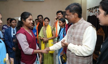 नारायणपुर के मेधावी छात्र सम्मानित- वन मंत्री श्री केदार कश्यप ने खिलाई मिठाई