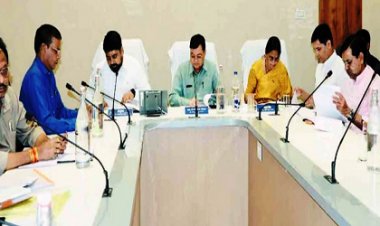 प्रगतिरत विकास कार्याे को समय पर पूर्ण करें, अप्रारंभ कार्याे को शीघ्र प्रारंभ करायें: उद्योग मंत्री