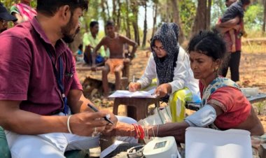 घने जंगलों और नदी-नालों को पार कर स्वास्थ्य दूतों ने बचाई दो मासूमों की जान